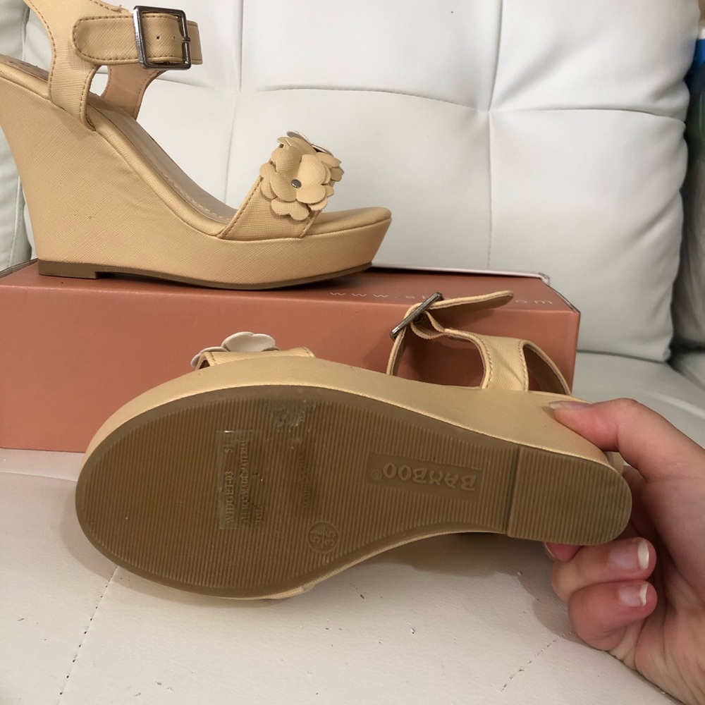 Daisy Platform Wedges - Picture 3 of 4